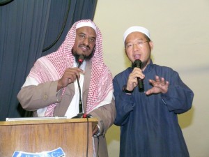  Imam Sulaiman Wang translates a speech given by visiting Saudi scholar Sheikh Sulaiman Al-Gibialan. Source: www.islamhk.com